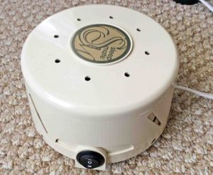 Picture of the Marpac Dohm SleepMate 980A noise machine, showing the power / speed switch.