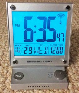 Picture of the Sharper Image radio controlled atomic clock.