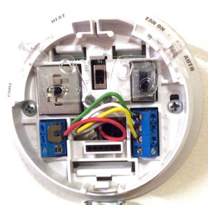 Picture of the wired mounting plate of theT87N1026 thermostat.