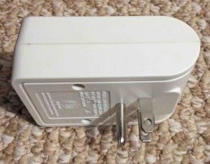 Picture of the Utilitech single outlet surge suppressor 0090996 side back view.