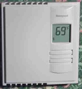 Picture of the Honeywell 5-2 baseboard heater thermostat RLV310A, mounted and operating.