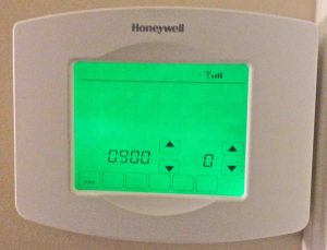 Picture of the touchscreen, showing Wifi Connection Status Set to OFF (0) on Honeywell RTH8580WF Digital Thermostat.
