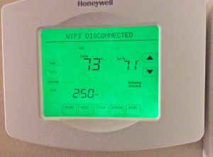 Picture of the screen of the Honeywell RTH8580WF thermostat, showing this device in the Wi-Fi Disconnected state.