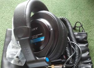 Picture of the Sony MDR 7509 professional studio monitor headphones with travel bag.