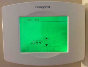 Picture of the thermostat displaying the time after setting.