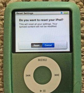 Picture of the iPod Nano 3rd Gen Portable Player, displaying its Reset Settings confirmation screen.