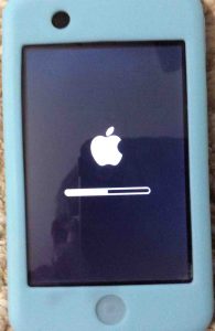 Picture of the Apple iPod Touch Player, displaying the Reset All Settings progress bar screen.