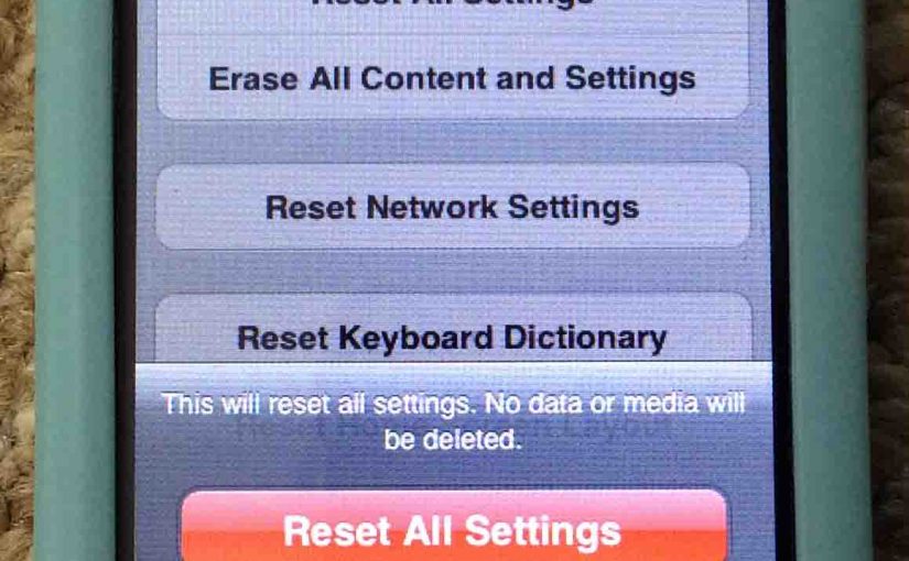 Picture of the Apple iPod Touch Player, displaying the Reset All Settings confirmation screen.
