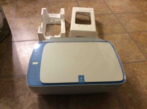 Picture of the printer with packing removed, top view. Unboxing HP DeskJet 3632.