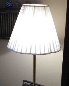 Picture of the Cree™ 100w LED daylight 5000k dimmable A21 light bulb, operating In living room lamp. 