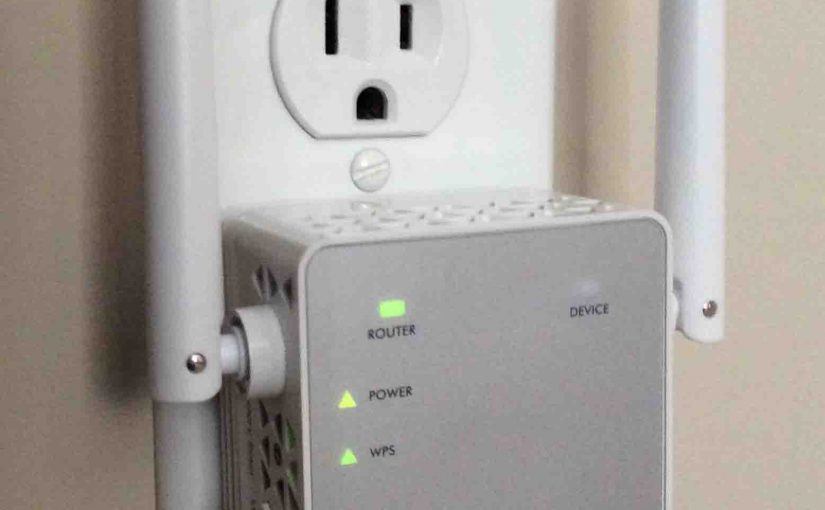 Picture of the Netgear AC 750 EX3700 Wi-Fi range extender, connected and operating, front view, showing the lights in normally-functioning condition.