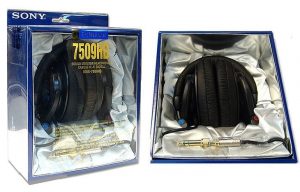 Picture of the Sony MDR 7509HD studio monitor professional headphones in original packaging. Stereo headphones reviews.