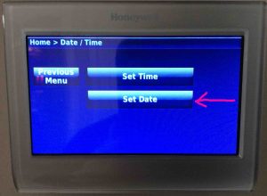Picture of the -Time / Date- screen showing the -Set Date- button on the Honeywell thermostat.