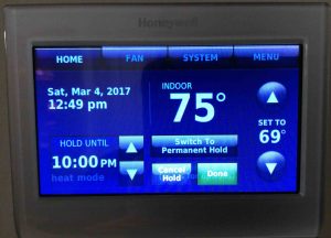 Picture of the Honeywell RTH9580WF 7 day programmable thermostat, showing its -Hold Switch- screen.
