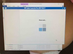 Picture of the HP Color driver installer, displaying its -Please Wait- screen.