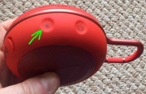 Picture of the speaker's -Bluetooth- discovery mode button highlighted.