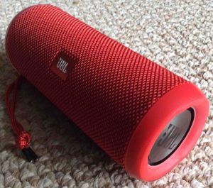 Picture of the JBL Flip 3 speaker. Showing its front and right end.