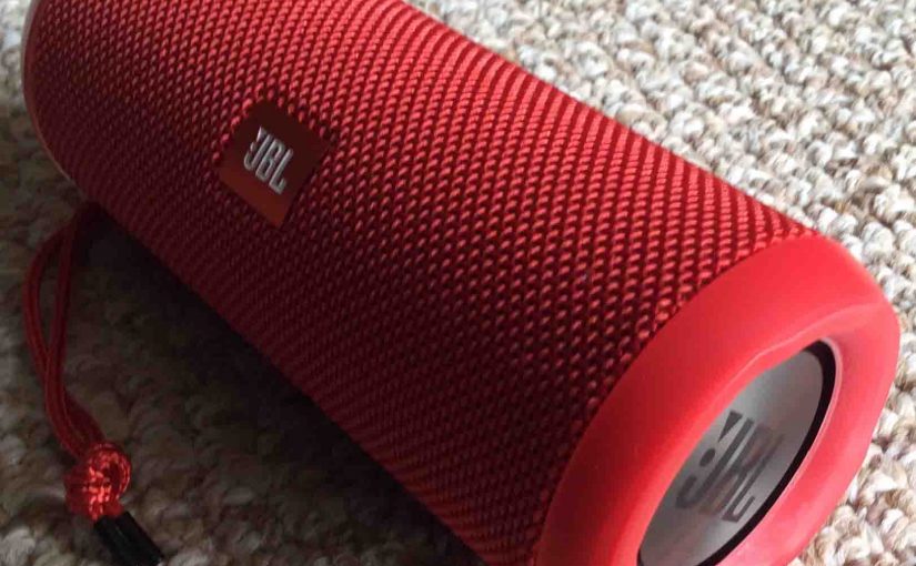 Picture of the JBL Flip 3 speaker. Showing its front and right end.
