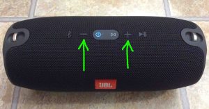 Picture of the JBL Extreme speaker top view, with its volume adjustment buttons highlighted.