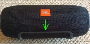 Picture of the JBL Xtreme Bluetooth speaker, front view, showing the battery status gauge all dark and highlighted.