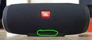 Picture of the Charge 3 JBL speaker, front view, fully charged with all battery gauge lamps OFF and circled.
