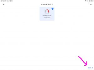 Capture d'écran de l'application Google Home sur iOS, affichant sa page de l'appareil -choose, montrant le thermostat que nous venons d'ajouter marqué vérifié, avec le bouton -next- mis en surbrillance
