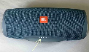 Picture of the portable speaker, its battery gauge showing 80 percent full, highlighted.