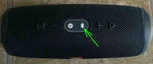 Picture of the -Bluetooth- button blinking on the JBL Charge 4.