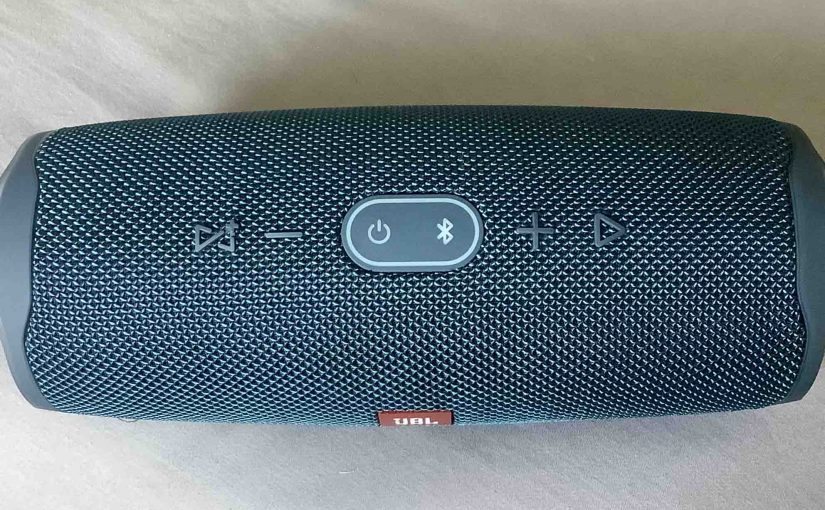 Picture of the JBL Charge 4 power bank speaker, top view, showing the buttons panel.