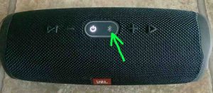 Picture of the speaker not connected, with the dark Bluetooth button highlighted.