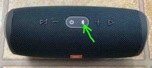 Picture of the speaker, powered ON but not paired, with its -Pairing- button blinking and highlighted.