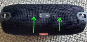 Top view picture of the JBL Xtreme speaker, with the -Volume DOWN- and -Play-Pause- buttons highlighted.