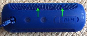 Picture of the -Volume UP- and -Bluetooth- buttons on the JBL Flip 4.