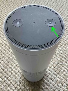 Top view picture of the speaker, showing the -Action- button highlighted.