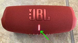 The battery level meter gauge showing a full charge on the JBL Charge 5.