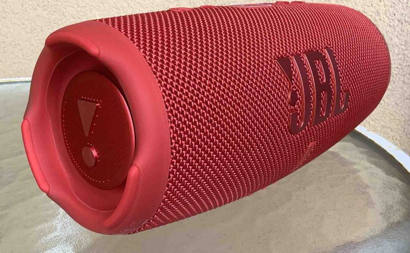 Front left view of the JBL Charge 5 BT speaker.