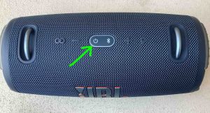 Picture of the top of the JBL Xtreme 3 speaker, showing all button lamps as OFF.