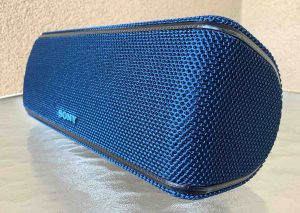 The right front view of the Sony SRS xB31 speaker.