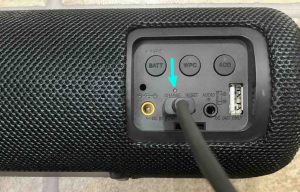 Picture of the dark -CHARGE- light on the Sony SRS XB41 speaker.