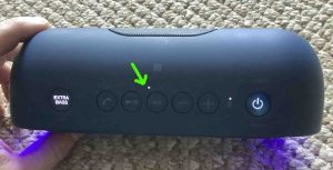 Picture of the L light glowing and the R light dark. Sony SRS XB20 Buttons Explained.