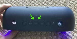 Picture of the dark L and R lights on the Sony SRS XB20 speaker.