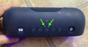 Picture of the glowing L and R lights on the Sony SRS XB20 speaker.