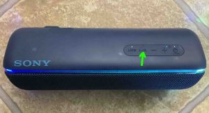 Picture of the Play-Pause button. Sony XB32 Buttons Explained.