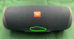 Picture of the JBL Charge 4 battery meter with all lights dark.