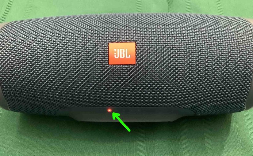 Picture of the red light on the JBL Charge 4 glowing.