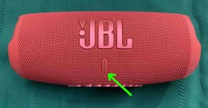 Picture of the dark battery level gauge on the JBL Charge 5.