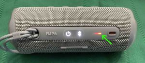 Picture of the red light flashing on the JBL Flip 6 speaker.