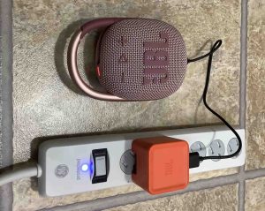 Picture of the JBL Clip 4 speaker during recharging.