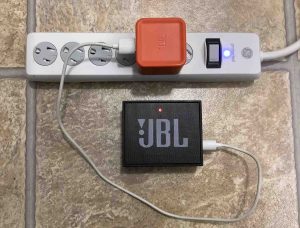 Picture of The JBL Go speaker on the charge. Battery capacity mAh.