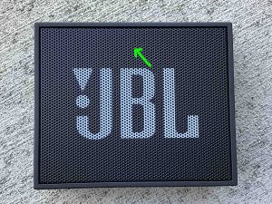 Picture of the front of the JBL Go speaker, showing the dark battery indicator light.